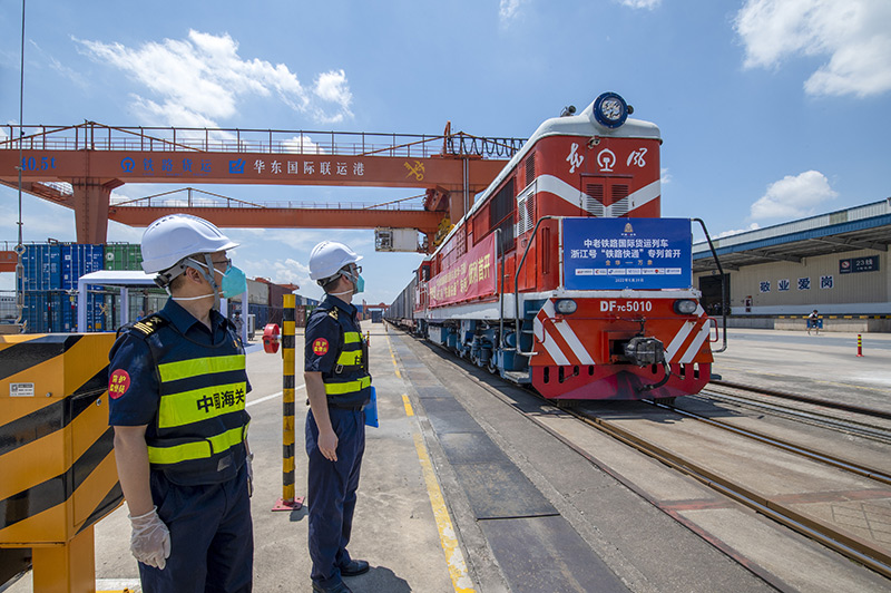 2022年6月29日，浙江金華，中老鐵路國(guó)際貨運(yùn)列車(chē)浙江號(hào)“鐵路快通”首趟專(zhuān)列經(jīng)海關(guān)監(jiān)管后，從浙江省鐵路金華南站鳴笛啟程，經(jīng)磨憨口岸駛向老撾萬(wàn)象。