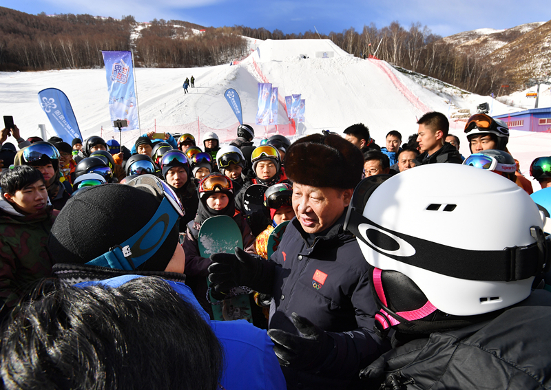 2017年1月23日，習近平總書記在云頂滑雪場同正在集訓的國家滑雪隊運動員及滑雪愛好者親切交談。