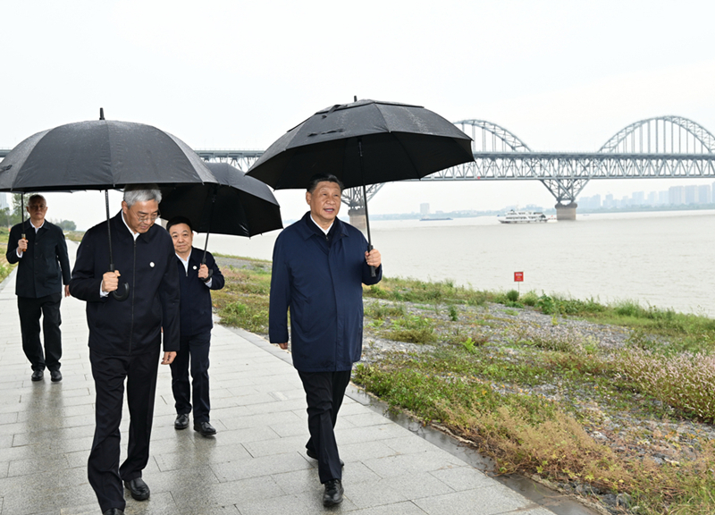 2023年10月10日，習(xí)近平在長江國家文化公園九江城區(qū)段考察時，冒雨沿江堤步行察看沿岸風(fēng)貌。