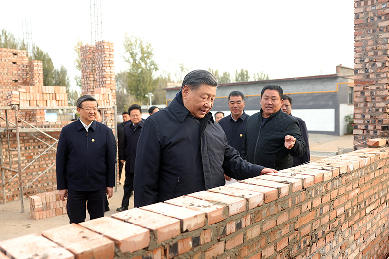 2023年11月10日，習(xí)近平總書記在河北保定涿州市刁窩鎮(zhèn)萬全莊村房屋重建施工現(xiàn)場考察。