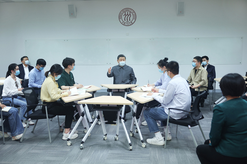 2022年4月25日，習(xí)近平總書記來(lái)到中國(guó)人民大學(xué)考察調(diào)研。這是總書記在立德樓觀摩思政課智慧教室現(xiàn)場(chǎng)教學(xué)并參與討論。