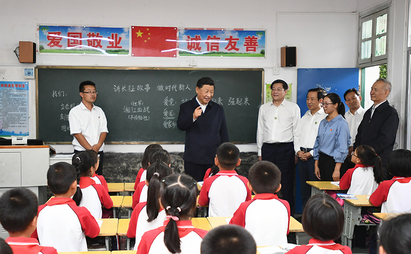 2020年9月16日，習(xí)近平總書記在湖南省郴州市汝城縣文明瑤族鄉(xiāng)第一片小學(xué)，同正在上思政課的同學(xué)們親切交流。