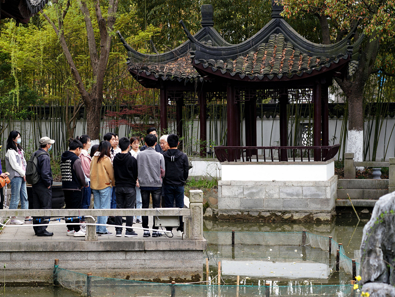 2021年3月30日，在上海交通大學(xué)南蘇園的“微型洱?！迸?，孔海南教授為學(xué)生們打造“沉浸式”思政課。