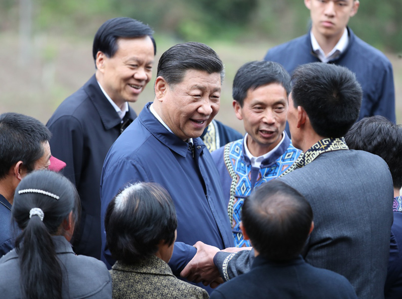2019年4月15日至17日，中共中央總書(shū)記、國(guó)家主席、中央軍委主席習(xí)近平在重慶考察，并主持召開(kāi)解決“兩不愁三保障”突出問(wèn)題座談會(huì)。這是4月15日下午，習(xí)近平在石柱土家族自治縣中益鄉(xiāng)華溪村同村民親切交流。新華社記者 丁海濤 攝