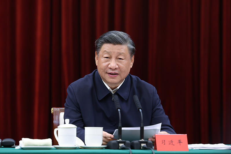 2023年10月12日下午，中共中央總書(shū)記、國(guó)家主席、中央軍委主席習(xí)近平在江西省南昌市主持召開(kāi)進(jìn)一步推動(dòng)長(zhǎng)江經(jīng)濟(jì)帶高質(zhì)量發(fā)展座談會(huì)并發(fā)表重要講話。新華社記者 鞠鵬 攝
