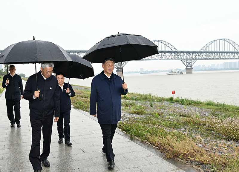 2023年10月10日至13日，中共中央總書(shū)記、國(guó)家主席、中央軍委主席習(xí)近平在江西考察。這是10日下午，習(xí)近平在長(zhǎng)江國(guó)家文化公園九江城區(qū)段考察時(shí)，冒雨沿江堤步行察看沿岸風(fēng)貌。新華社記者 謝環(huán)馳 攝
