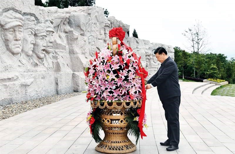 2021年4月25日至27日，中共中央總書記、國家主席、中央軍委主席習近平在廣西考察。這是25日上午，習近平在位于桂林市全州縣的紅軍長征湘江戰(zhàn)役紀念園，向湘江戰(zhàn)役紅軍烈士敬獻花籃。 新華社記者 謝環(huán)馳/攝