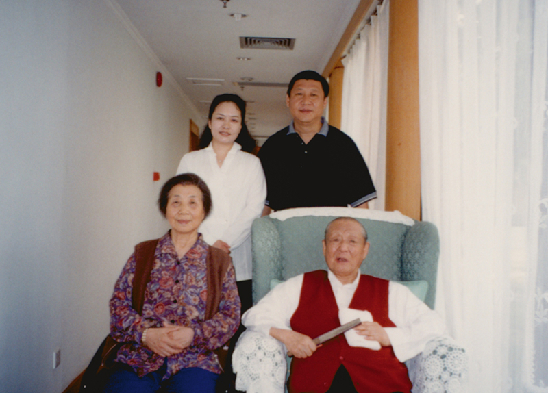 這是習(xí)近平、彭麗媛同習(xí)仲勛、齊心的合影。