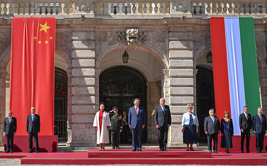 當(dāng)?shù)貢r(shí)間5月9日上午，國(guó)家主席習(xí)近平在布達(dá)佩斯出席匈牙利總統(tǒng)舒尤克和總理歐爾班共同舉行的隆重歡迎儀式。新華社記者 謝環(huán)馳 攝