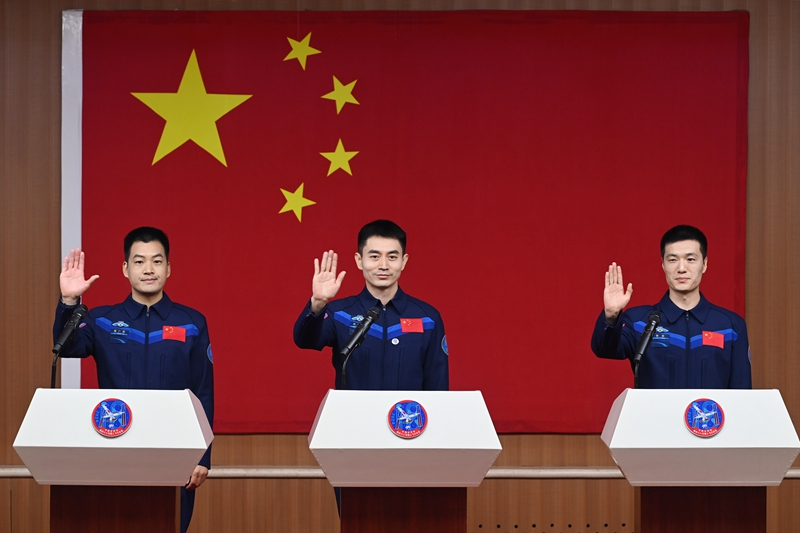 2024年月24日，神舟十八號載人飛行任務航天員葉光富（中）、李聰（右）、李廣蘇在酒泉衛(wèi)星發(fā)射中心問天閣與媒體記者集體見面。