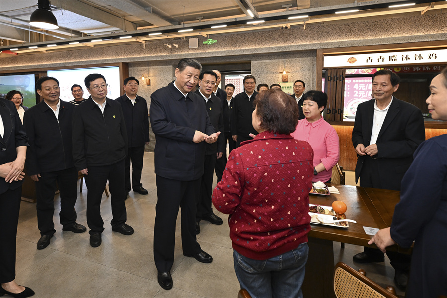 2024年4月22日下午，習(xí)近平在九龍坡區(qū)謝家灣街道民主村社區(qū)考察時，同正在社區(qū)食堂就餐的群眾親切交流。新華社記者 謝環(huán)馳 攝