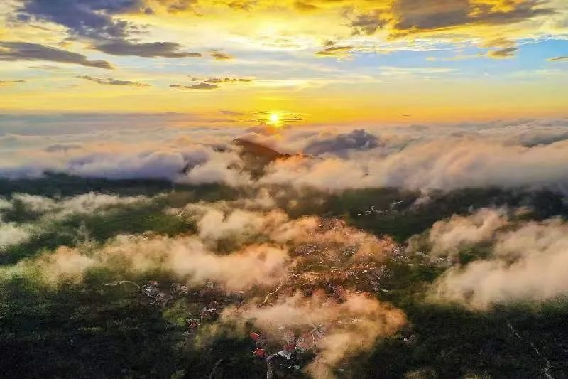 圖為云霧繚繞的軍營村，群山盡翠，紅瓦掩映。廈門市委宣傳部供圖