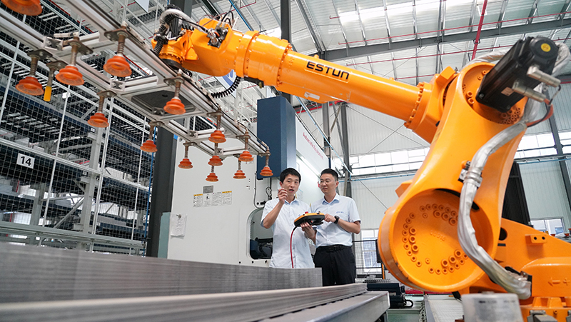 2023年8月26日，武漢，湖北長(zhǎng)江電氣有限公司智能車間，工作人員正在操作智能機(jī)械臂。