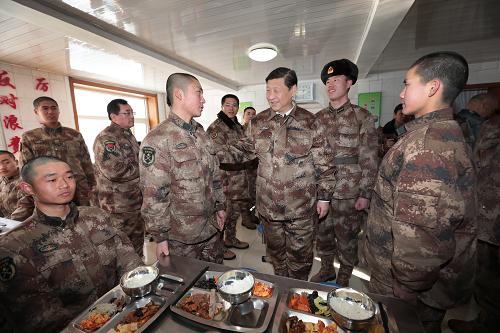 2014年1月26日中午，習(xí)近平來(lái)到連隊(duì)食堂，同戰(zhàn)士們一起用餐。新華社記者 李剛 攝