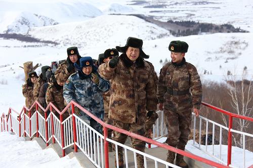  2014年1月26日上午，習(xí)近平來(lái)到內(nèi)蒙古邊防某團(tuán)三角山哨所，看望正在執(zhí)勤的戰(zhàn)士。新華社記者 李剛 攝