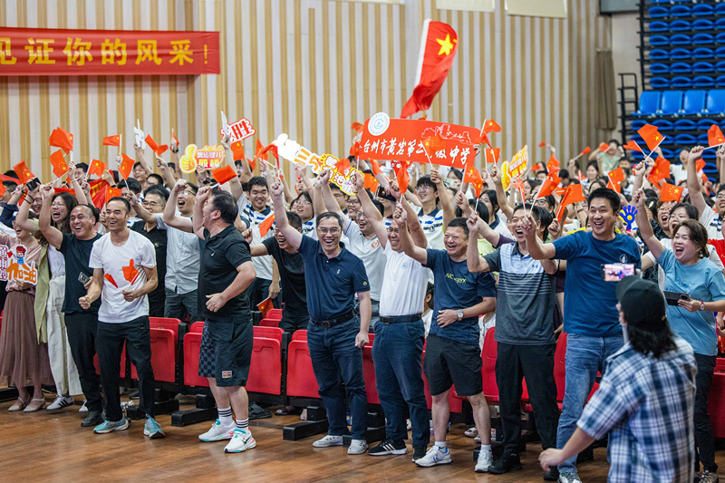 北京時間7月27日，2024年巴黎奧運(yùn)會首個比賽日，在射擊10米氣步槍混合團(tuán)體比賽中，中國選手黃雨婷/盛李豪獲得金牌。圖為黃雨婷的母校師生們通過收看奧運(yùn)直播的方式為她加油助威。