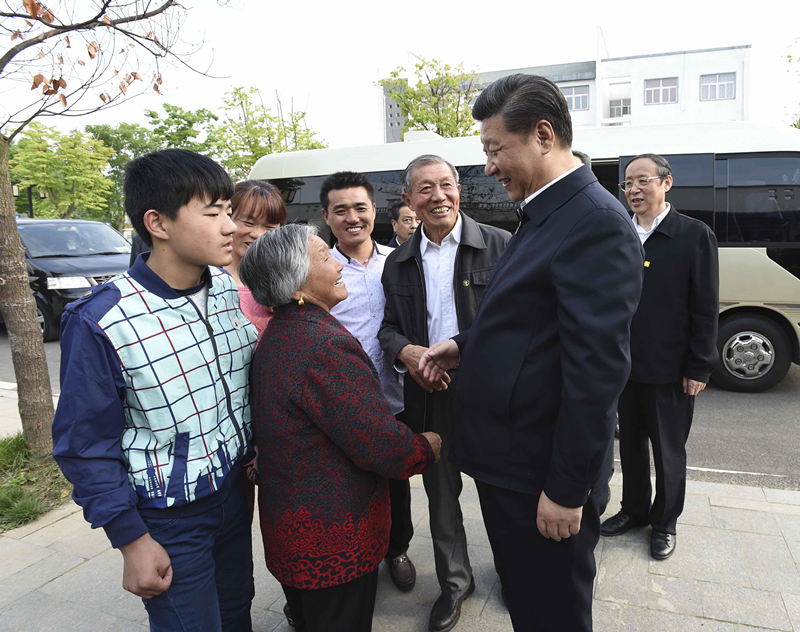 2016年4月25日，習(xí)近平在安徽省滁州市鳳陽(yáng)縣小崗村看望當(dāng)年大包干帶頭人嚴(yán)金昌（右三）一家。